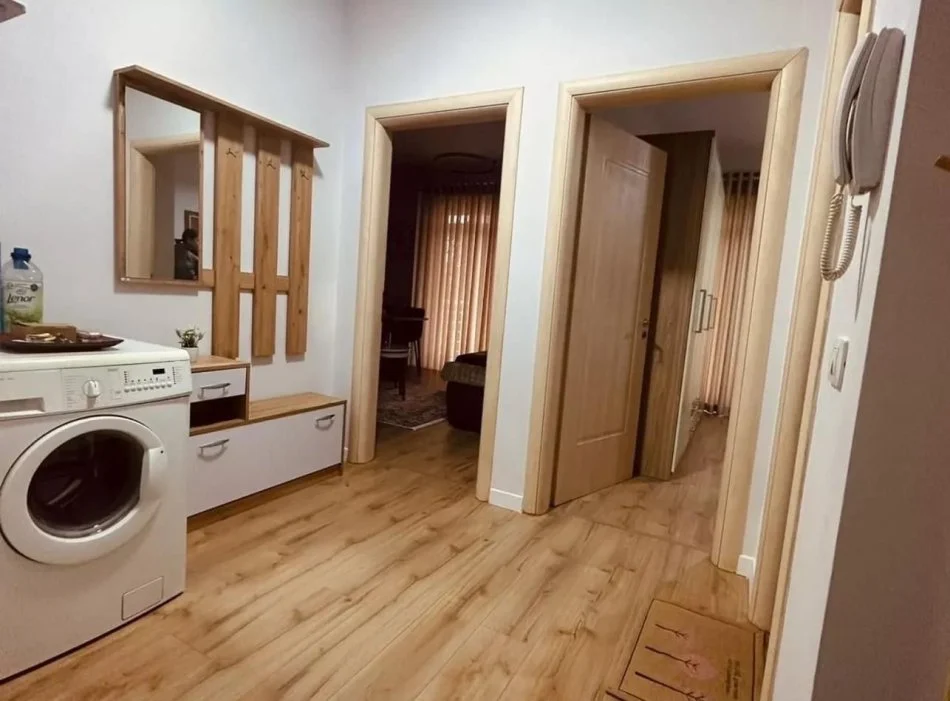 Tirane, jepet me qera apartament 1+1+Ballkon Kati 3, 65 m² 500 € (Liqeni i Thate)