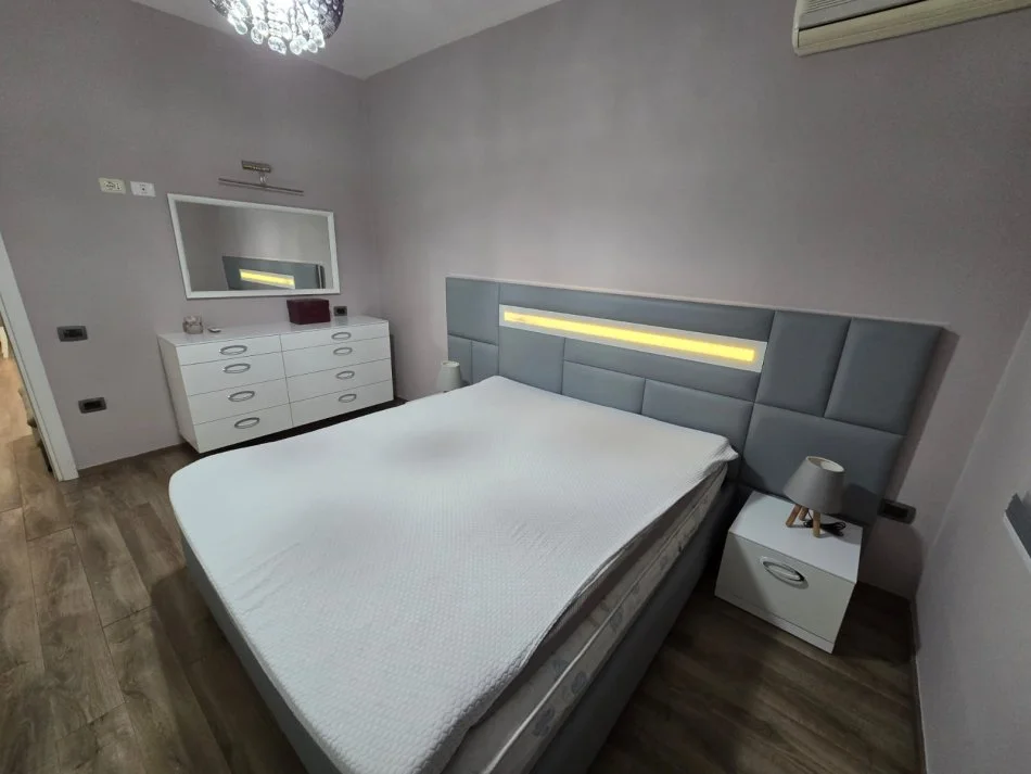Tirane, jepet me qera apartament 1+1 Kati 4, 54 m² 650 € (Pazari i Ri)