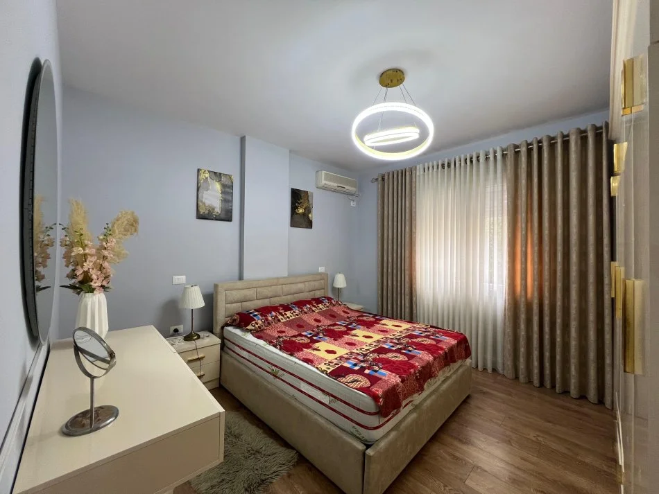 Tirane, jepet me qera apartament 2+1+Ballkon Kati 1, 100 m² 700 € 