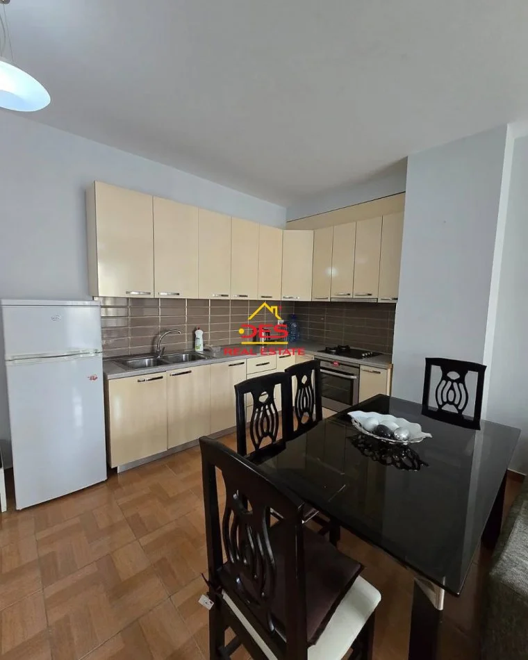 Vlore, jepet me qera apartament 2+1+Ballkon Kati 5, 100 m² 550 € (Rruga Murat Tërbaçi)