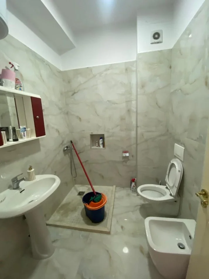 Tirane, jepet me qera apartament 1+1+Ballkon Kati 8, 65 m² 500 € (Teodor keko)