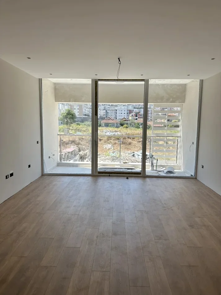 Tirane, jepet me qera ambjent biznesi Kati 1, 117 m² 1.900 € (Komuna e Parisit)