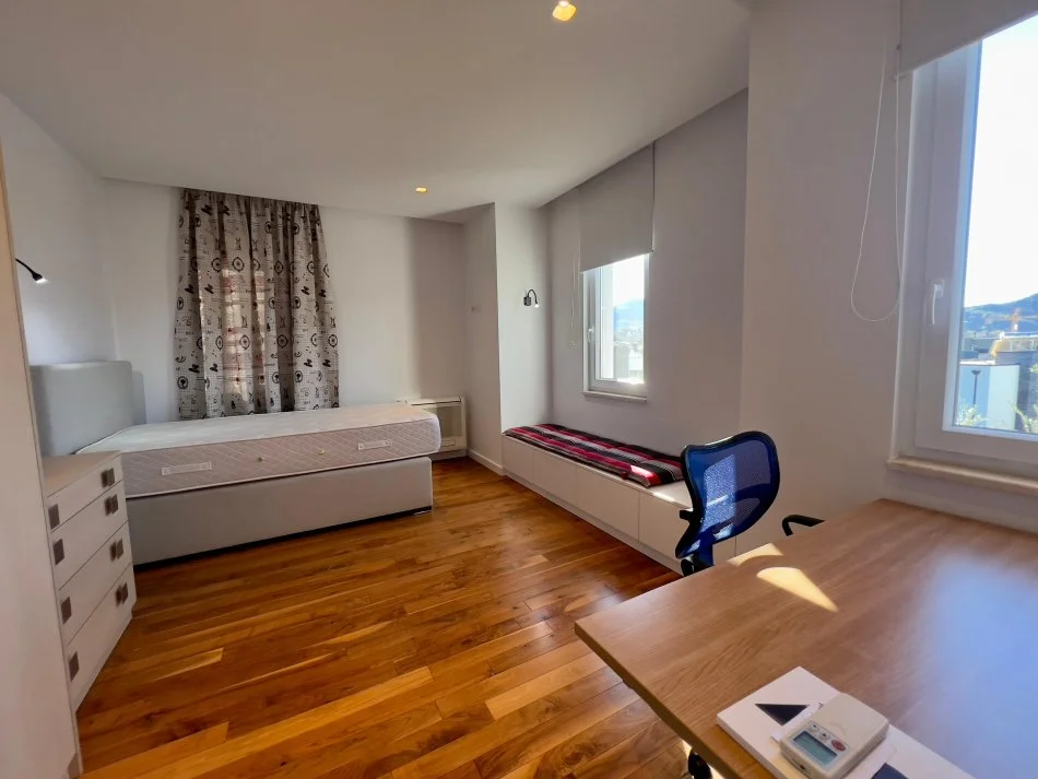 Tirane, jepet me qera Vile 5+1+Aneks+Ballkon , 593 m² 4.500 € (teg)