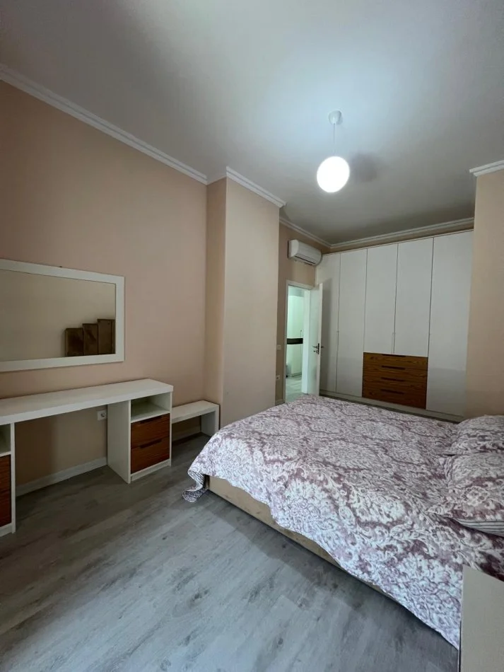 Tirane, jepet me qera apartament 1+1+Ballkon Kati 7, 78 m² 650 € (rruga e kavajes)