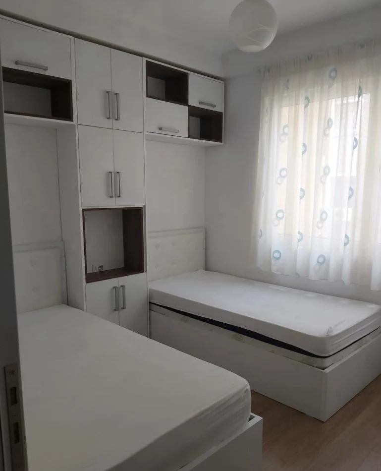 Tirane, jepet me qera apartament 2+1+Ballkon Kati 3, 85 m² 600 € (rruga Bill Klinton)