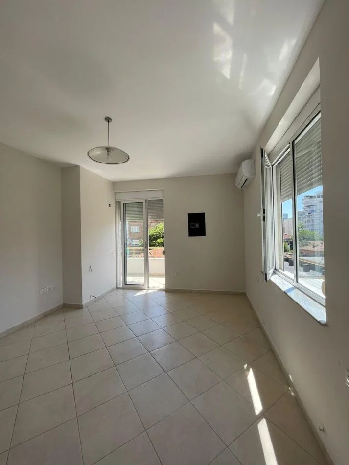 Tirane, jepet me qera apartament 2+1 Kati 3, 117 m² 800 € (Rruga e Kavajes)