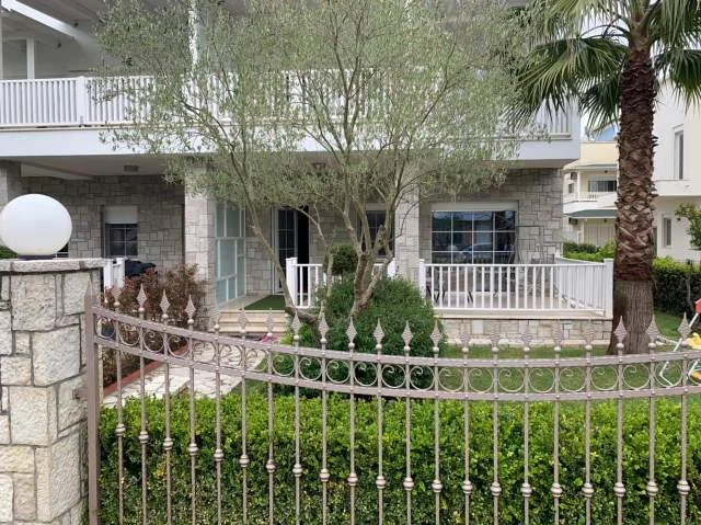 Gjiri Lalezit, shes Vile ne plazh 4+1+A+BLK Kati 2, 250 m² 450.000 Euro (Durres te Lura 1)