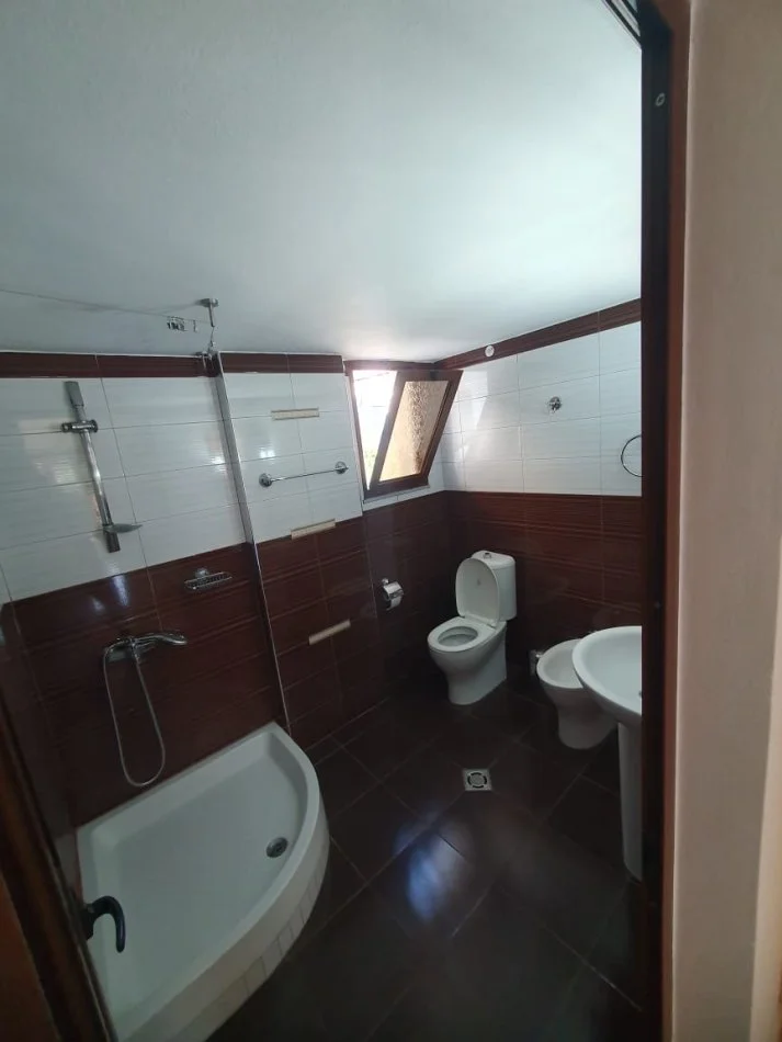 Tirane, jepet me qera apartament 3+1+Ballkon Kati 2, 112 m² 390 € (Shkolla Myslim Shima)