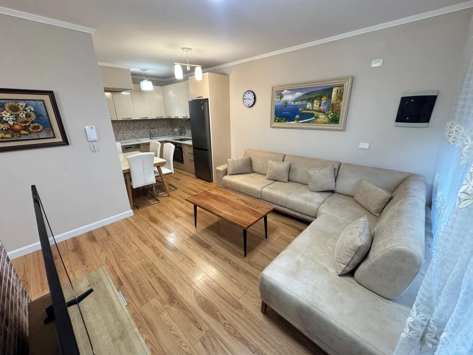 Tirane, jepet me qera apartament Dublex Kati 1, 120 m² 700 € (Rezidenca kodra e diellit 2)