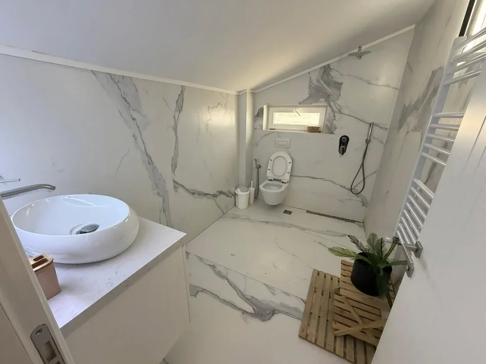 Tirane, jepet me qera apartament 2+1+Ballkon Kati 3, 122 m² 1.500 € (SECRET GARDEN)