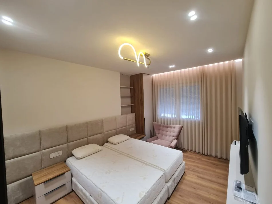 Tirane, jepet me qera apartament 1+1+Ballkon Kati 4, 82 m² 1.000 € (Pazari i Ri)