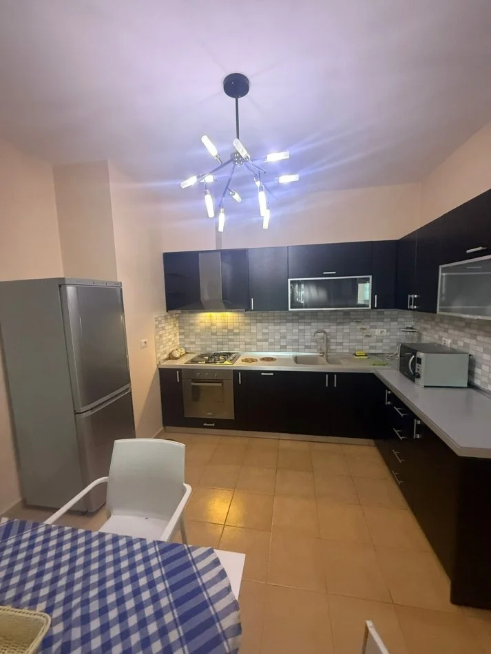 Tirane, jepet me qera apartament duplex 2+1 Kati 2, 100 m² 880 € (Rruga Mustafa Matohiti)