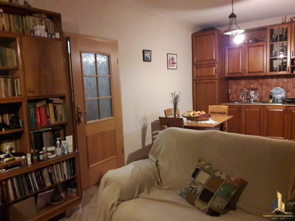 Tirane, jepet me qera apartament 2+1 Kati 2, 104 m² 700 € (ish blloku)