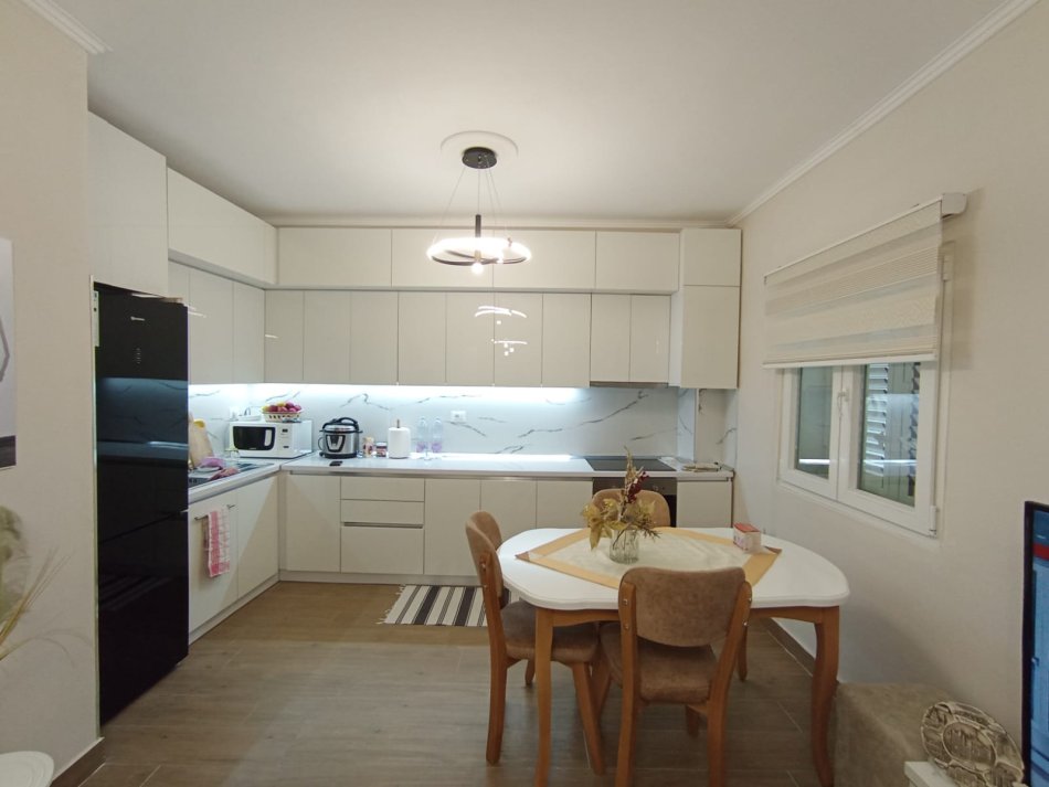 Tirane, jepet me qera apartament 1+1+Aneks+Ballkon Kati 4, 70 m² 500 € (kodra e diellit)