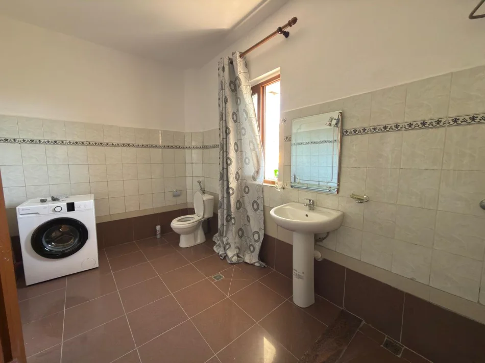 Tirane, jepet me qera apartament 2+1+Ballkon Kati 2, 144 m² 500 € (Rruga 5 Maji)
