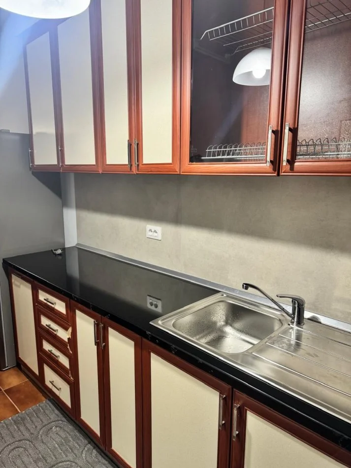 Tirane, jepet me qera apartament 1+1+Ballkon Kati 5, 65 m² 450 € (Blloku Gintash Laprake)