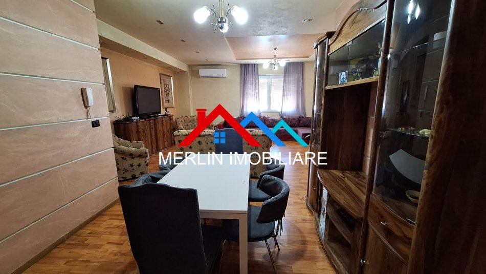 Tirane, jepet me qera apartament 4+1+Ballkon Kati 12, 171 m² 700 € (BRRYLI)