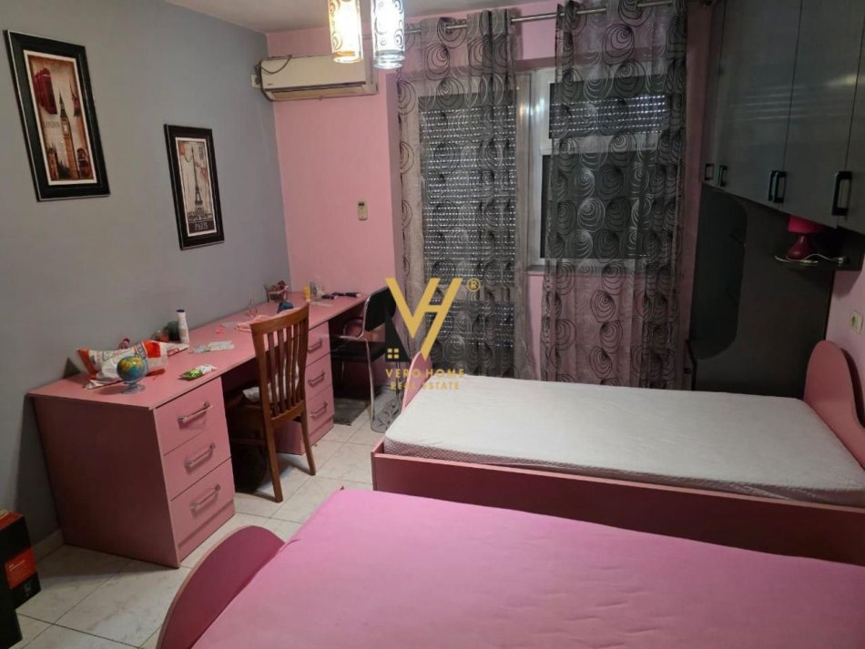 Tirane, jepet me qera apartament 1+1+Ballkon Kati 3, 70 m² 420 € (BRRYL)