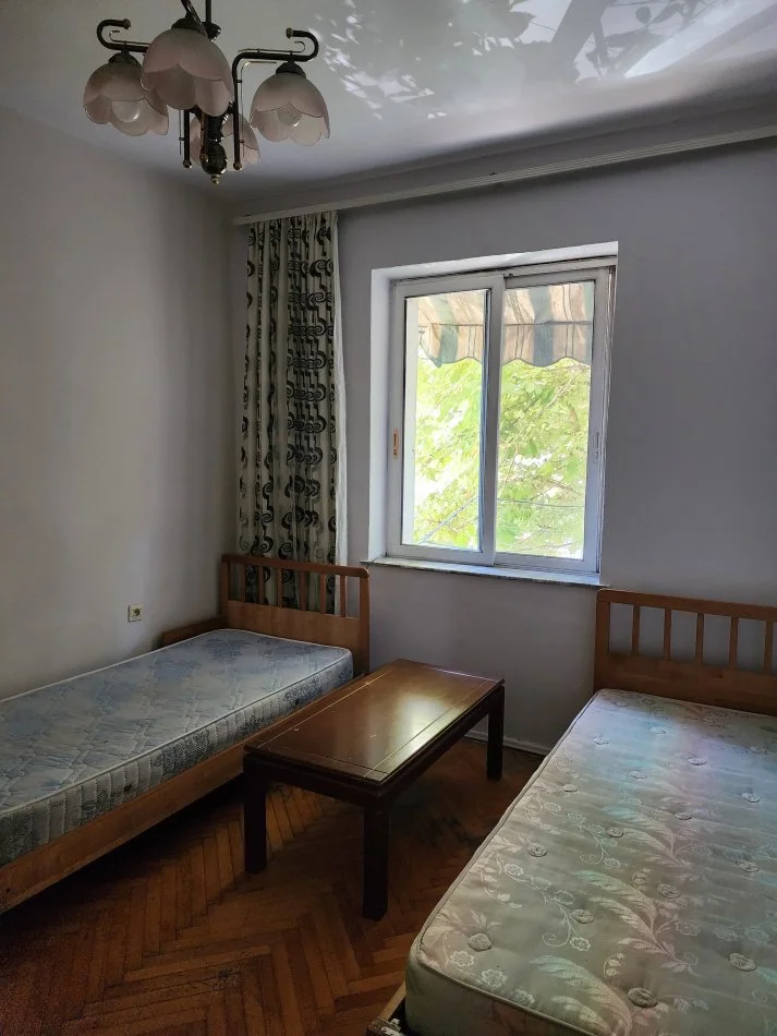 Tirane, jepet me qera apartament 2+1 Kati 2, 