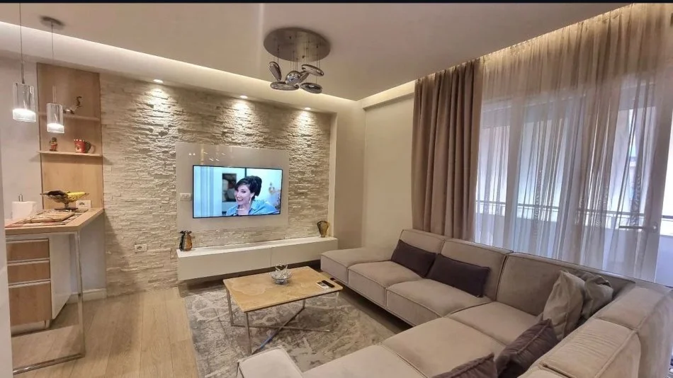 Tirane, jepet me qera apartament 2+1 Kati 6, 100 m² 900 € (Komuna e Parisit)