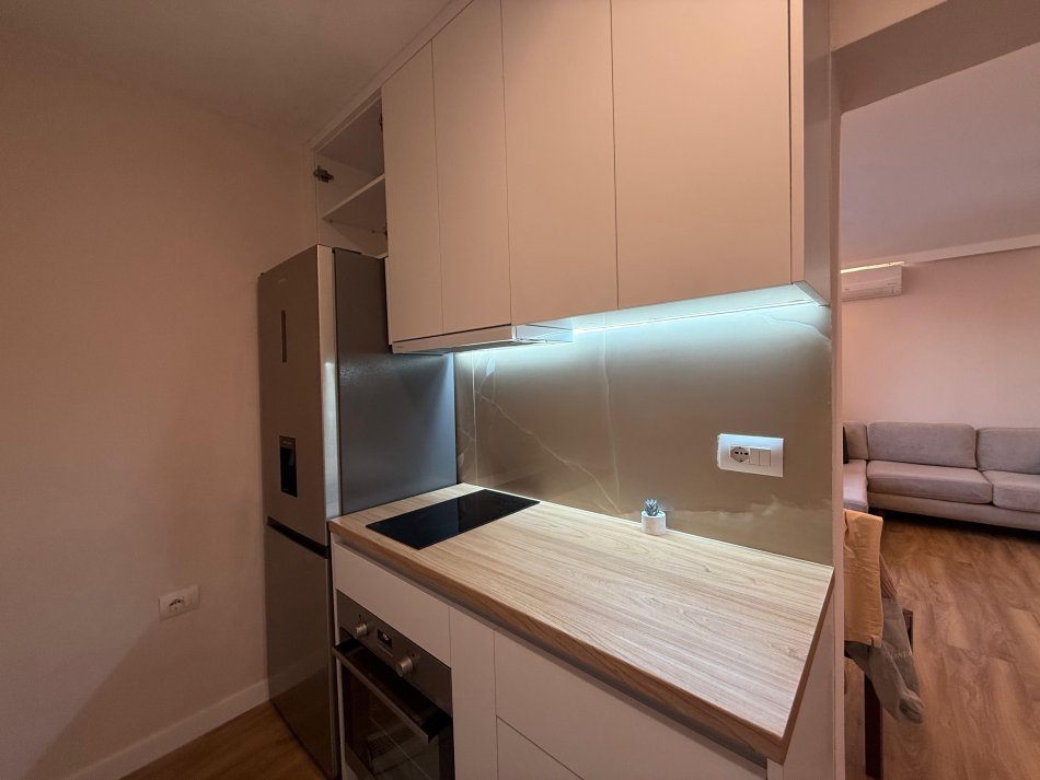 Tirane, jepet me qera apartament 1+1+Ballkon Kati 4, 60 m² 650 € (Mine peza)