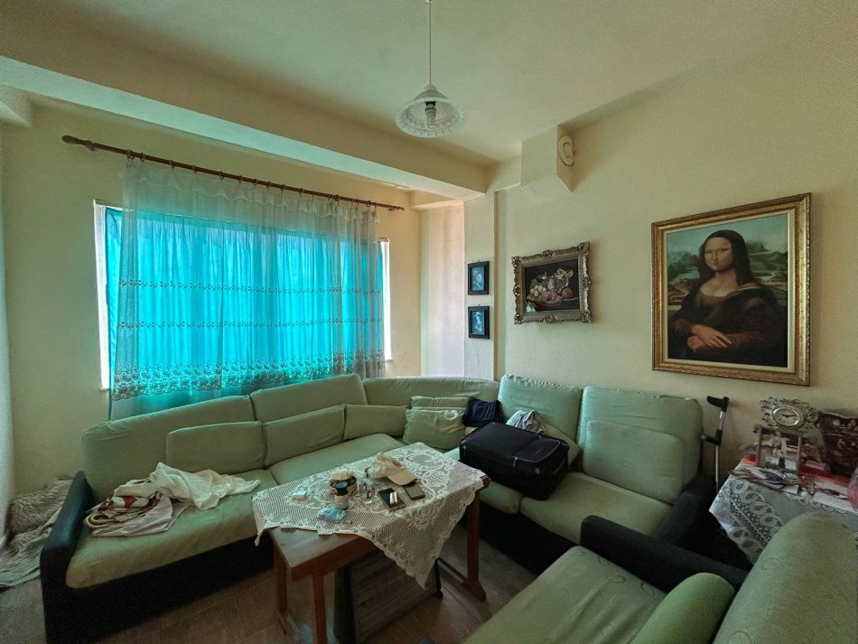 Tirane, jepet me qera 2+1 Kati 2, 80 m² 450 € (besim zyna)