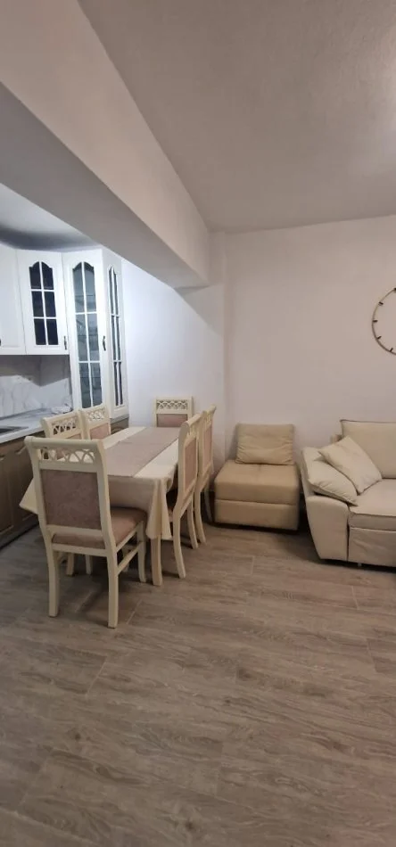 Tirane, jepet me qera apartament 2+1 Kati 1, 75 m² 500 € (rruga e Durresit)