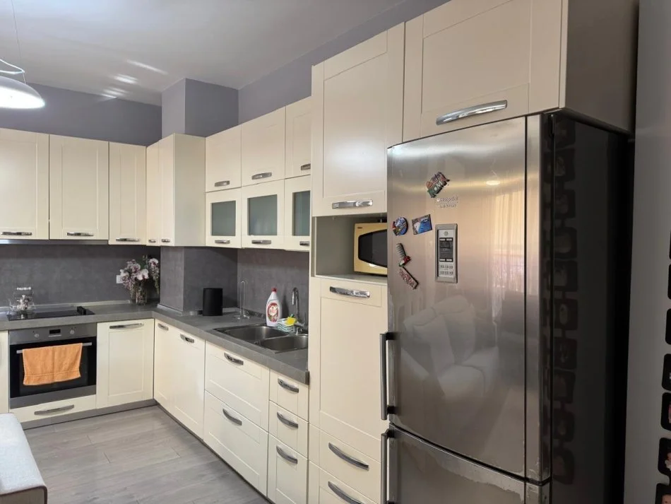 Tirane, jepet me qera apartament 1+1+Ballkon Kati 1, 75 m² 600 € (Rruga Jordan Misja)