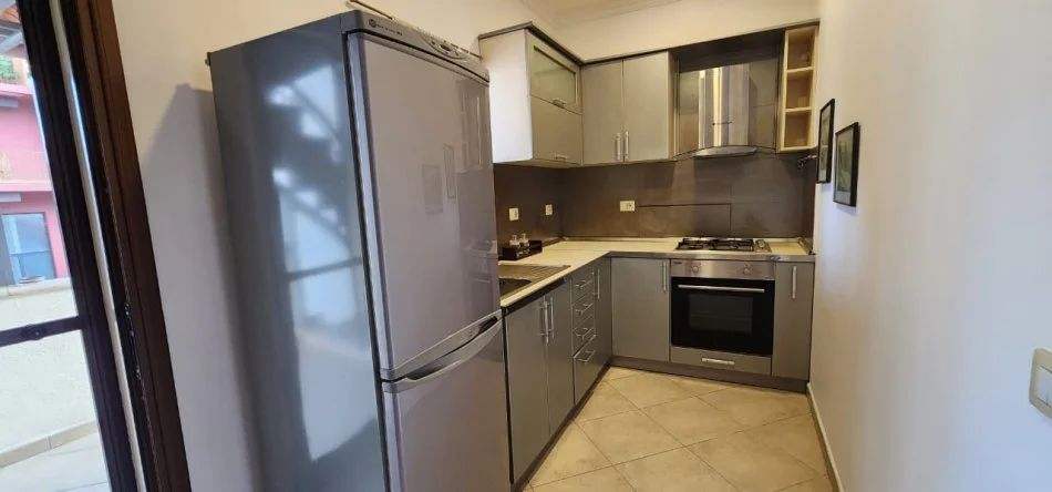 Tirane, jepet me qera Vile , (Rruga Kavajes)