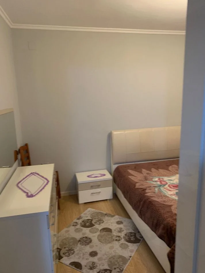 Tirane, jepet me qera apartament 3+1 Kati 2, 90 m² 500 € (Sheshi Shtraus)