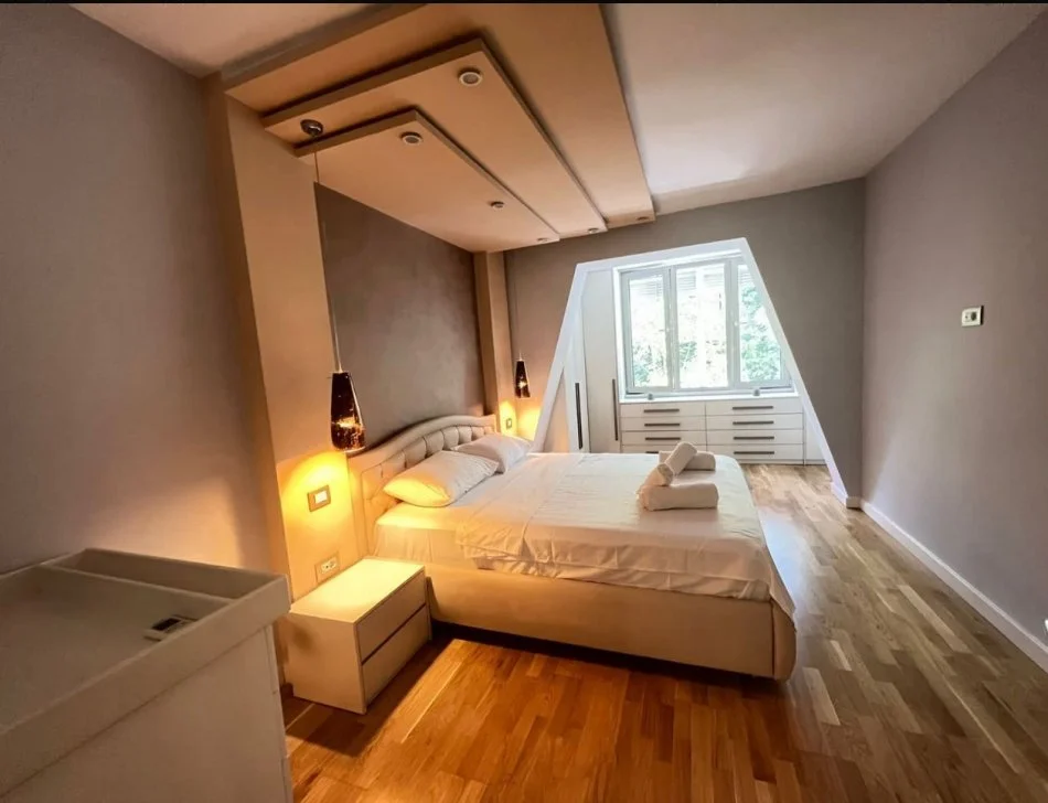 Tirane, jepet me qera apartament 2+1+Ballkon Kati 1, 100 m² 1.200 € (Rruga e Barrikades)