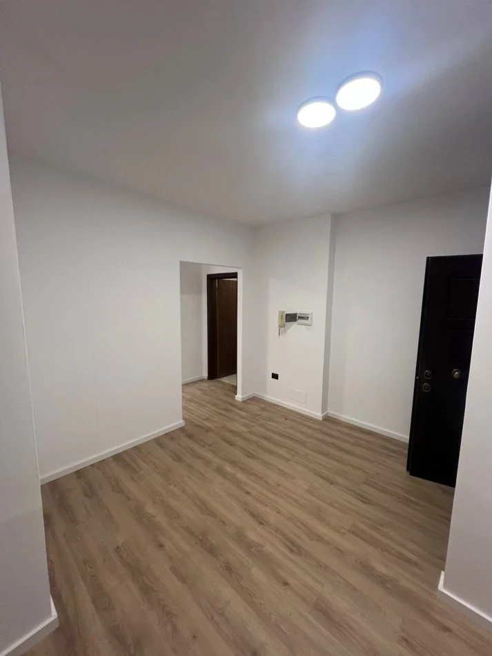 Tirane, jepet me qera zyre Kati 1, 100 m² 1.000 € (Myslym Shyri)