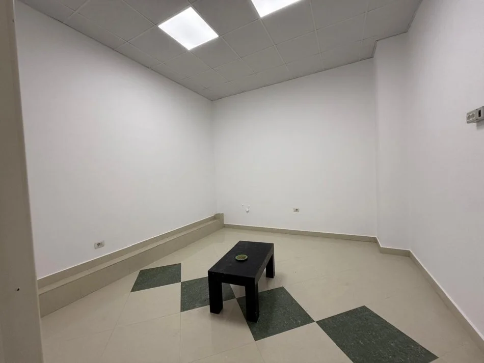 Tirane, shitet dyqan Kati 0, 83 m² 191.000 € (SHITET DYQAN ASTIR)