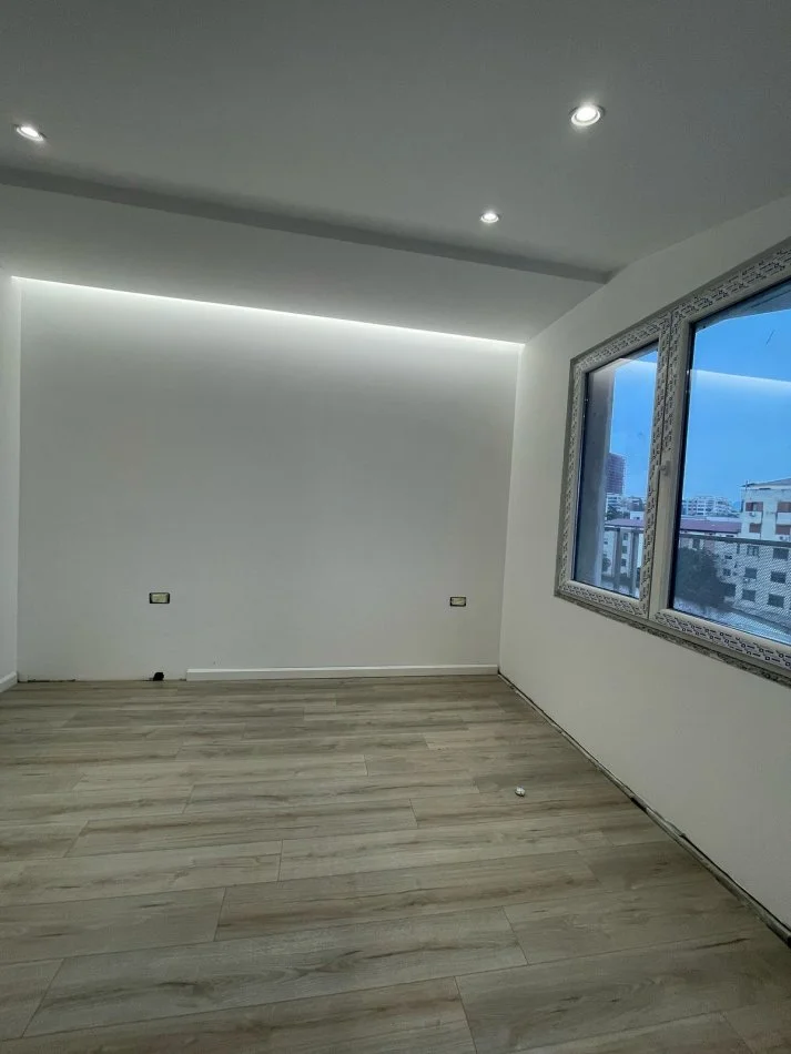 Tirane, jepet me qera apartament 1+1+Ballkon Kati 4, 60 m² 500 € (Artan lenja)
