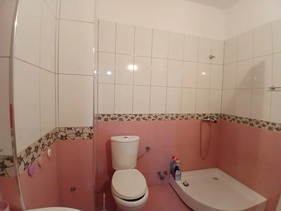 Tirane, jepet me qera apartament 2+1+Ballkon Kati 1, 90 m² 580 € 