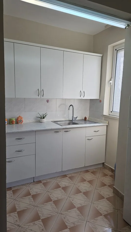 Tirane, jepet me qera apartament 2+1+Ballkon Kati 5, 75 m² 500 € 