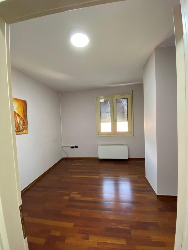 Tirane, jepet me qera zyre Kati 4, 163 m² 1.500 € (Stadiumi Dinamo)