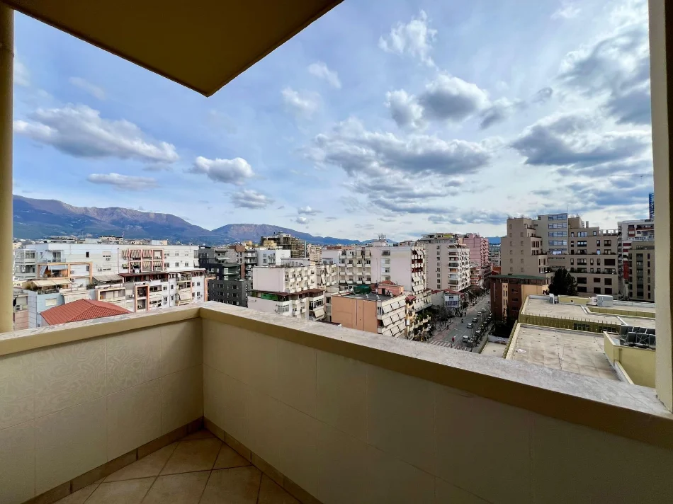 Tirane, jepet me qera apartament 2+1+Ballkon Kati 10, 140 m² 750 € (Shkolla Sami Frasheri, Rruga Barrikadave)