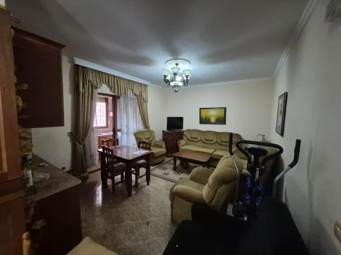 Tirane, shitet apartament 2+1 Kati 2, 135.000 m² 135.000 € (Xhamlliku , Oxhaku)