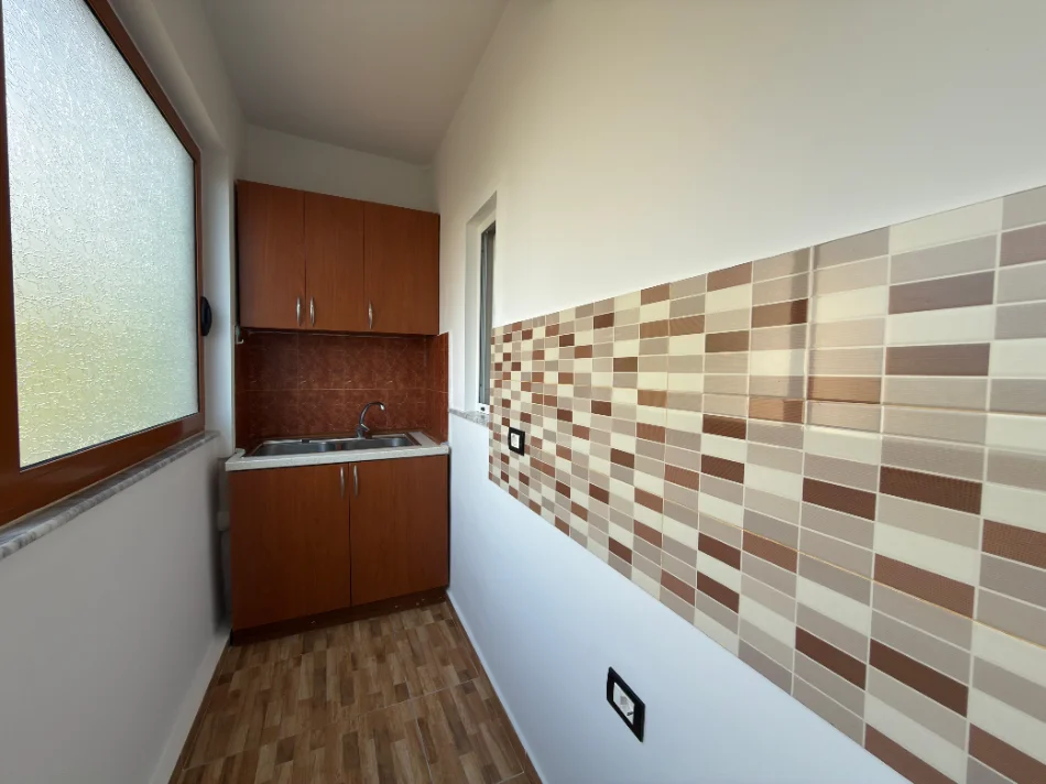 Tirane, jepet me qera apartament 1+1+Ballkon Kati 3, 450 € (Allias)