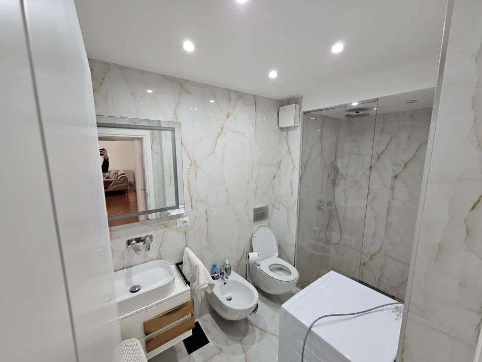 Tirane, jepet me qera apartament 2+1 Kati 5, 90 m² 750 € (Pas radisonit)