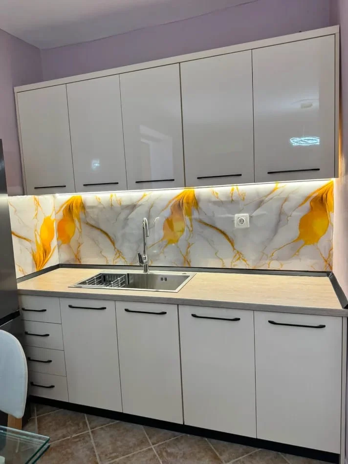 Tirane, jepet me qera apartament 1+1 Kati 3, 70 m² 500 € (Rr.Dibres perball Shkolles se Bashkuar)