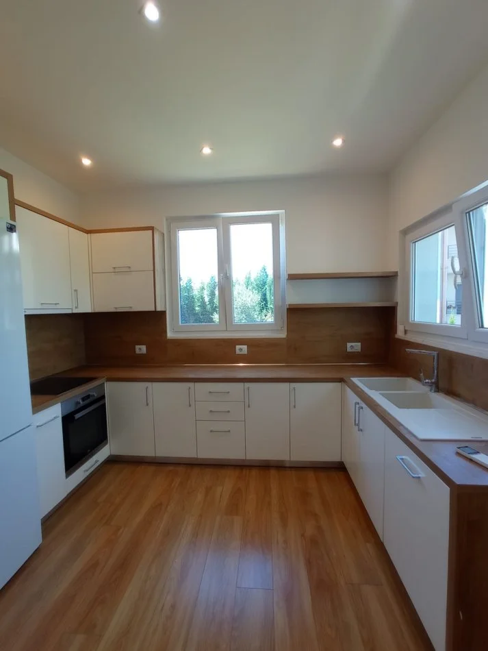 Tirane, jepet me qera Vile 4+1+Aneks+Ballkon Kati 2, 250 m² 2.000 € (Lunder)