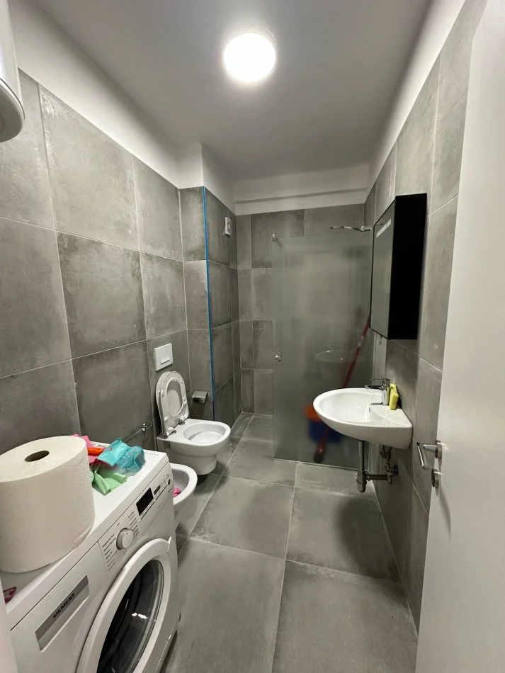 Tirane, shitet apartament 1+1+Ballkon Kati 5, 55 m² 88.000 € (Univer City)