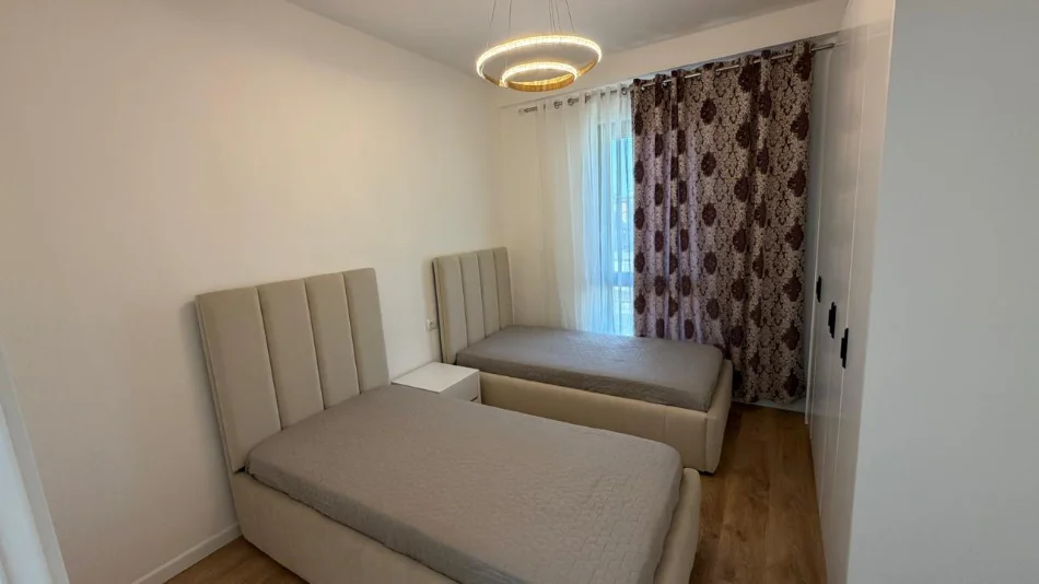Tirane, jepet me qera 2+1 , 800 € (Porcelan)