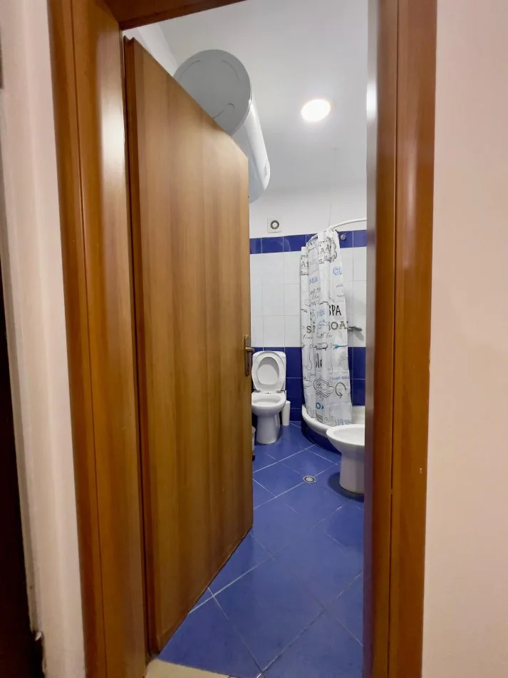 Tirane, jepet me qera apartament 1+1 Kati 3, 550 m² 550 € (RRUGA E KAVAJES)