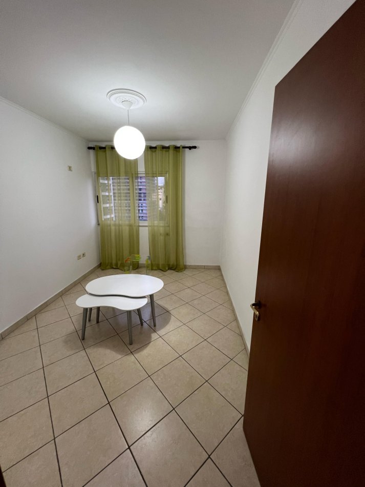 Tirane, jepet me qera apartament 2+1+Ballkon Kati 4, 86 m² 650 € 
