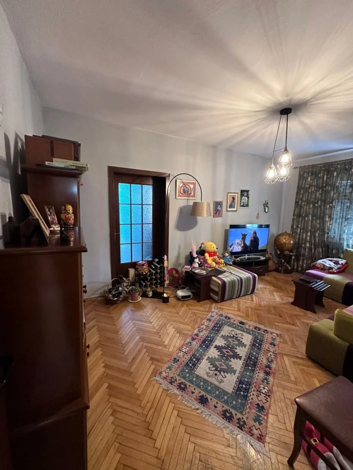 Shitet apartament 4+1+3 tualete tek Rruga e Barrikadave