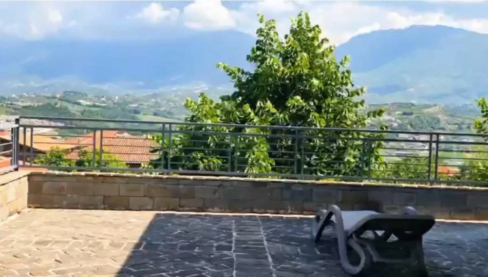 Tirane, shitet Vile 5+1+Aneks+Ballkon Kati 0, 1.100.000 € 