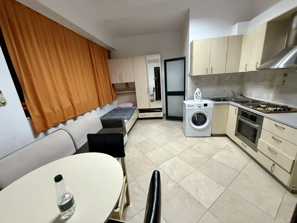 Tirane, jepet me qera garsonier Kati 2, 30 m² 300 € (Rruga e Kavajes)